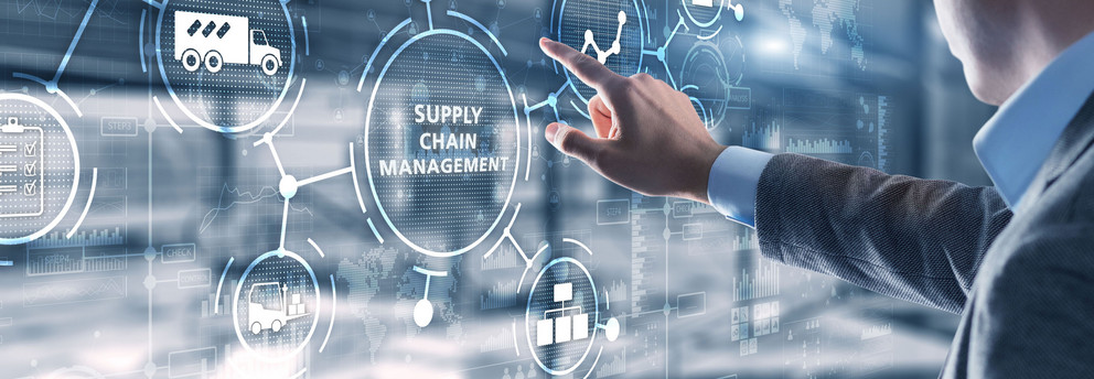 Digital Logistics Mann zeigt auf digitale Schaltflächen